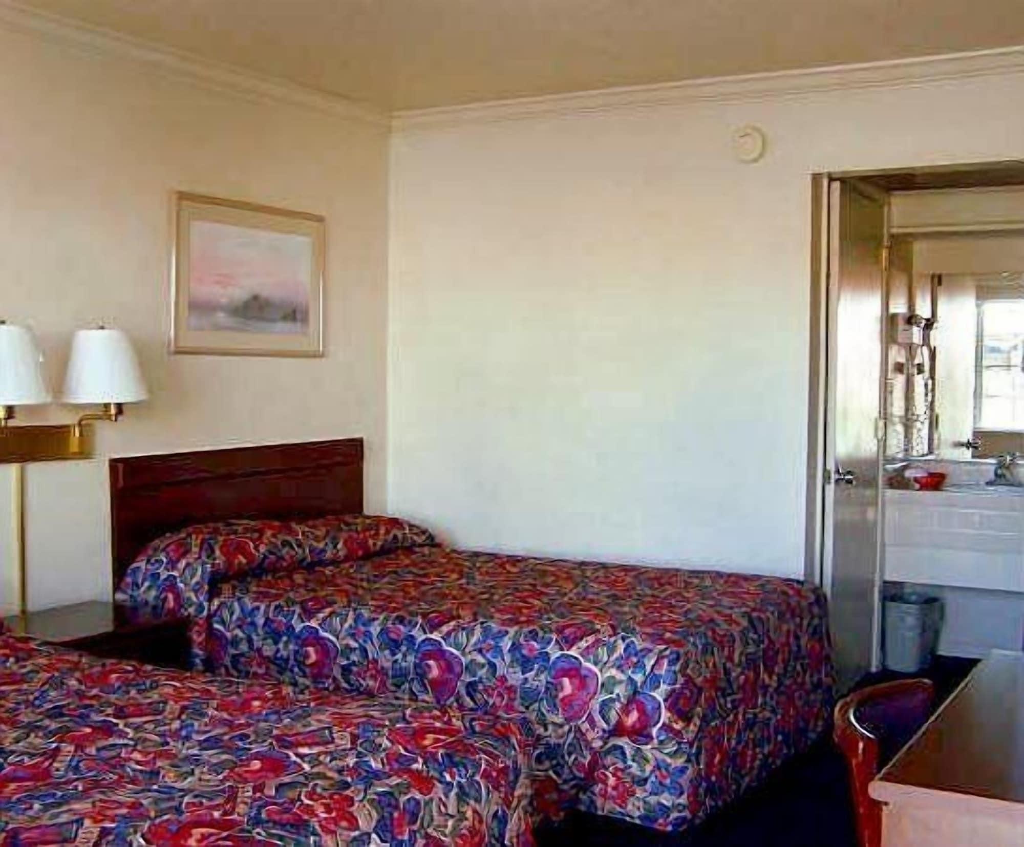 Economy Inn Monterey Seaside Exterior photo